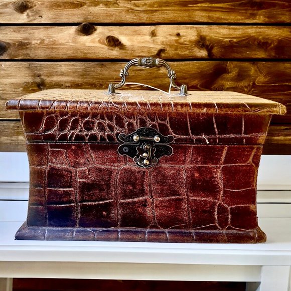 Vintage Hinged Wood Box Leather Overlay Felt Interior Metal Handle Trinket Jewel - Picture 4 of 14